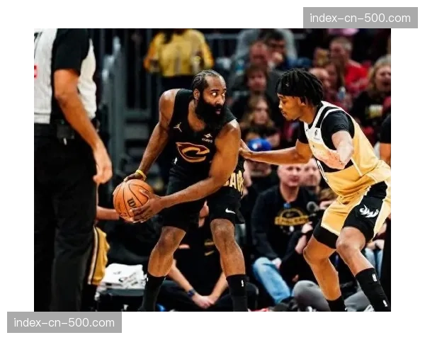 哈登加盟骑士组成豪华首发，场均高效贡献16分9助攻激活双塔挡拆