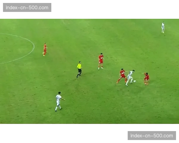 终场哨响，梅斯球员瘫坐草坪，保级形势岌岌可危