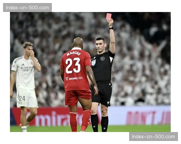 红牌！塞维利亚后卫夸西背后铲球，两黄变一红被罚下